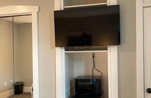 New Holland Hotel | Country Squire Inn and Suites