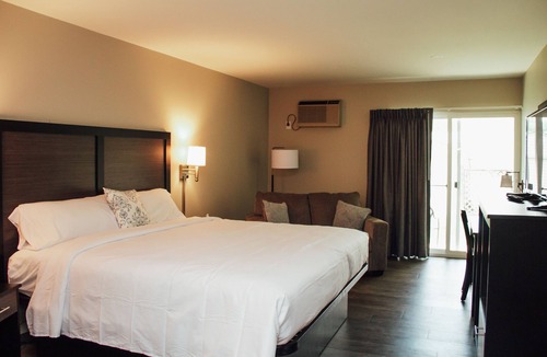 New Holland Hotel | Country Squire Inn and Suites