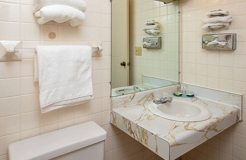 Coshocton Hotel | Country Squire Inn & Suites