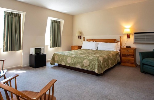 Coshocton Hotel | Country Squire Inn & Suites