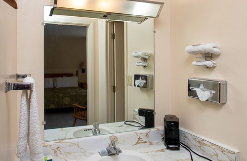 Coshocton Hotel | Country Squire Inn & Suites