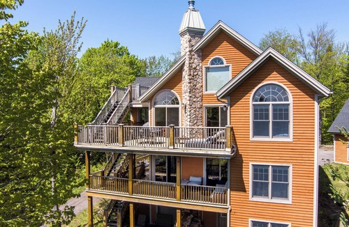 Mauricie Ski Chalet | Country-style cottage on the shore of a lake at 5 minutes from a national park.