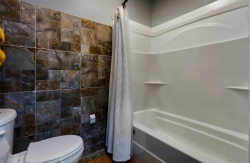 Emory Apartment | Country Suite Apartment near Lake Fork with Stocked Pond and Walking Trails