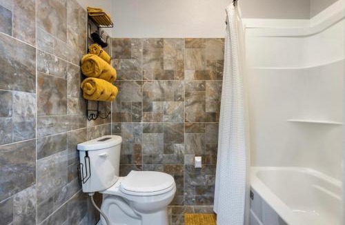 Emory Apartment | Country Suite Apartment near Lake Fork with Stocked Pond and Walking Trails