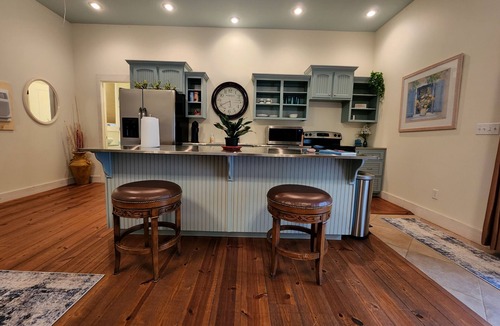 Marshfield House | Country Suite by the Pool