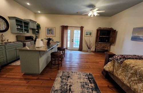 Marshfield House | Country Suite by the Pool