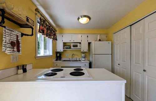 Carlton House | Country View Cottage #2: Unwined