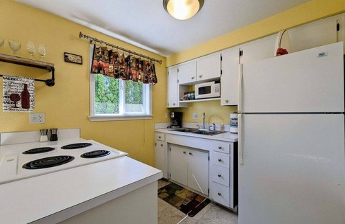 Carlton House | Country View Cottage #2: Unwined