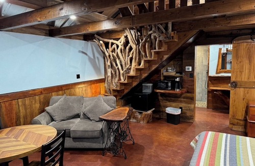 Weatherford House | Country Wedding Lodging with Next Door Cabin