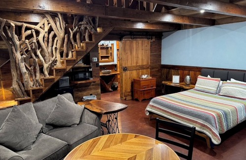 Weatherford House | Country Wedding Lodging with Next Door Cabin