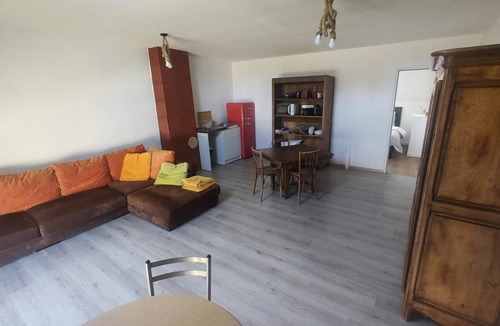Saint-Bonnet-de-Four Cottage | Countryside Cottage with Wifi and Pets Allowed