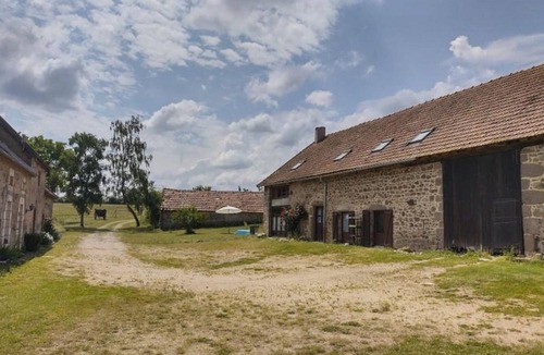 Saint-Bonnet-de-Four Cottage | Countryside Cottage with Wifi and Pets Allowed