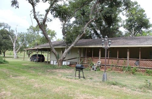 Iowa Colony House | Countryside Bliss - Entire Home on 2 Acres