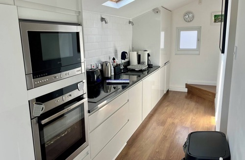 Godstone House | Countryside bungalow with off-road parking