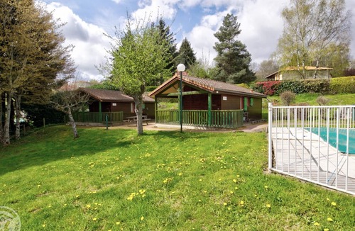 Les Noes Cottage | Countryside chalet with terrace, pets allowed