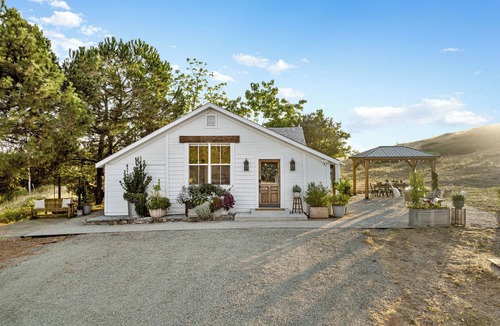 Newcastle House | Countryside Cottage