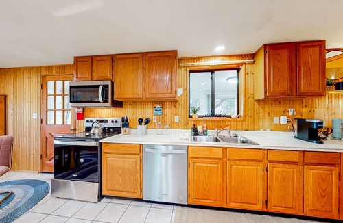 Pinetop House | Countryside dog-friendly home with mountain views, alfresco patio & WFH desk