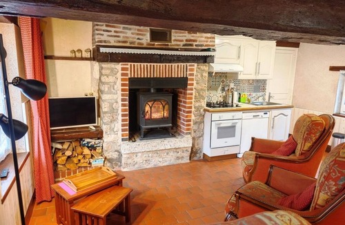 Cour-Cheverny Cottage | Countryside gîte for 5 with terrace near castles, pets allowed