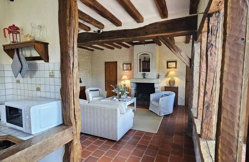 Parcay-sur-Vienne Cottage | Countryside house with fireplace and pets allowed