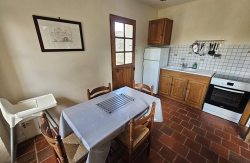 Parcay-sur-Vienne Cottage | Countryside house with fireplace and pets allowed