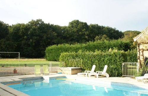 Mouhers Cottage | Countryside Retreat with Shared Pool in Mouhers