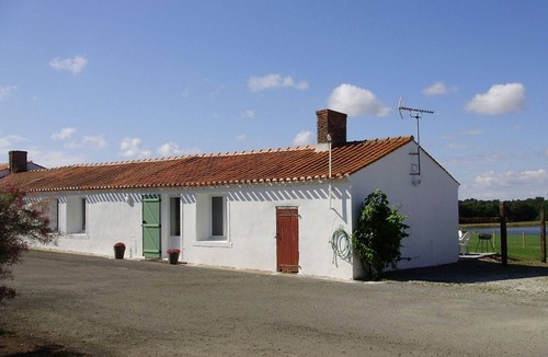 Vaire Cottage | Countryside Retreat with Private Pond and Terrace