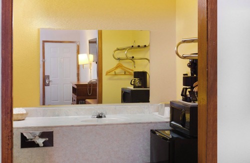 Guymon Hotel | Couple’s Escape – Cozy Room Near Guymon Attractions!
