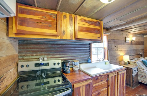 Westminster Cabin | Couple’s Getaway w/Ranch Views - Near Lavon Lake!