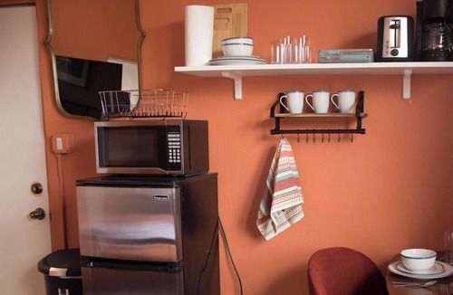 Westlake Apartment | Couple's Studio - with AC and Bathtub