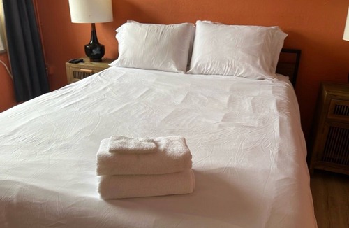 Westlake Apartment | Couple's Studio - with AC and Bathtub