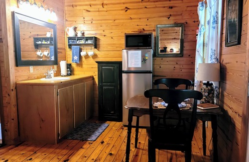 Harriet Cabin | Couple's Summer Getaway close to the Buffalo! Relax, Hike, Fish, and Float!