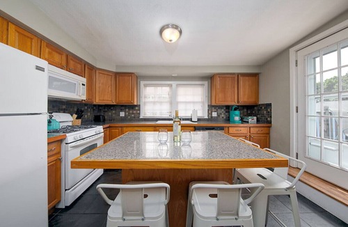 Marblehead Apartment | Couples & Beach lovers Meet your needs here
