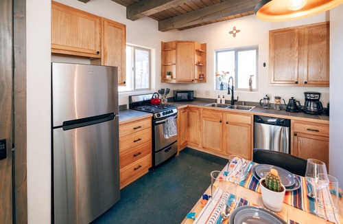 Taos House | Couples/BFFs/Fam Retreat, Hot Tub, Enclosed Yard