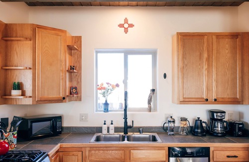 Taos House | Couples/BFFs/Fam Retreat, Hot Tub, Enclosed Yard