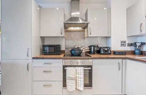 Coventry Apartment | Couples- Business- Sleeps 2- Pets- WiFi- Parking