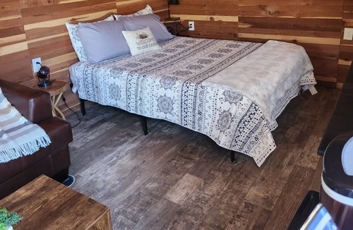 Proctor Cabin | Couples Cabin/ Float the Illinois River, golf, hiking and 4 wheeler trails.