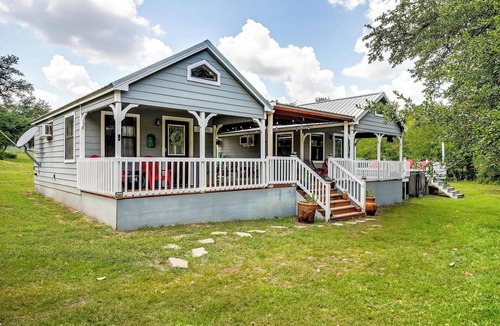 Paluxy Cabin | Couples Cabin Getaway Overlooking Pond
