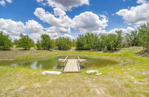 Paluxy Cabin | Couples Cabin Getaway Overlooking Pond