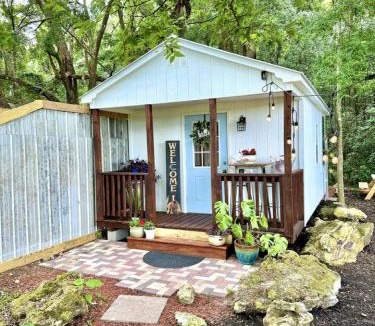 Reddick Apartment | Couples Cottage - Serene Getaway