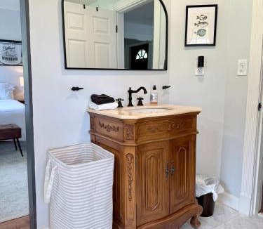 Mathews House | Couples Cottage with Hot Tub