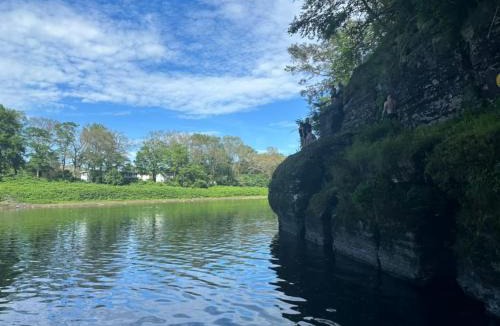 Rowland House | Couples Escape Hot Tub Riverfront