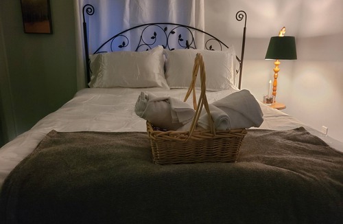 Howe Island Cottage | Couples Getaway 1000 Islands