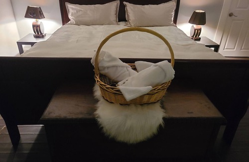 Howe Island Cottage | Couples Getaway 1000 Islands