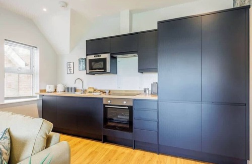 Bournemouth City Centre Apartment | Couples Getaway, Central to Beach & Town. Parking.