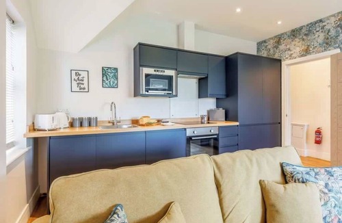 Bournemouth City Centre Apartment | Couples Getaway, Central to Beach & Town. Parking.