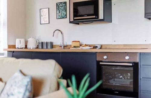 Bournemouth City Centre Apartment | Couples Getaway, Central to Beach & Town. Parking.