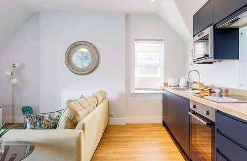 Bournemouth City Centre Apartment | Couples Getaway, Central to Beach & Town. Parking.