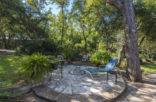 Buda Apartment | Couple’s Getaway Fast WiFi Private Entry to Studio Apartment Buda Private Pool