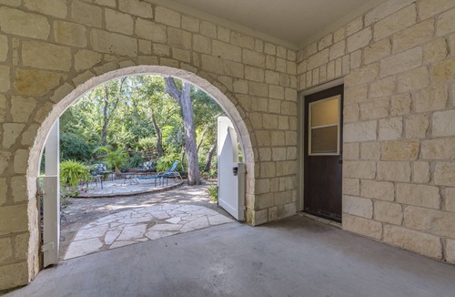Buda Apartment | Couple’s Getaway Fast WiFi Private Entry to Studio Apartment Buda Private Pool