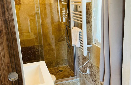 Raphele-les-Arles Bed & Breakfast | Couples getaway with pool and pool house